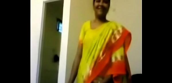  aunty wearing saree